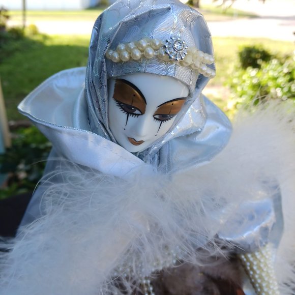 Porcelain Musical Doll Sound of Music Wind-up 15" - Picture 5 of 10